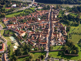 Luftbild der Stadt Bad Radkersburg mit der restaurierten Stadtmauer