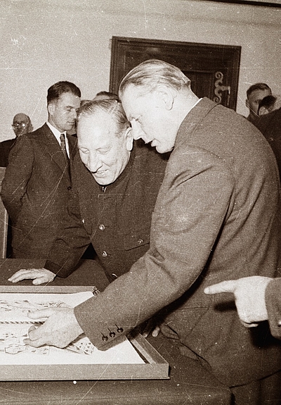 LH Josef Krainer und Prof. Fritz Silberbauer im Radkersburger Rathaus, 1954, Foto Bund Radkersburg